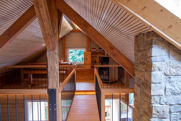 Indoor Bridge unterm alten Dachstuhl
